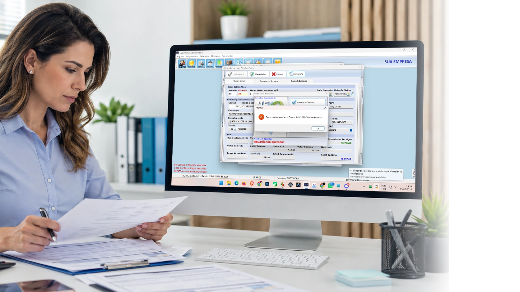 Profissional tratando rejeições da SEFAZ no sistema Softwork