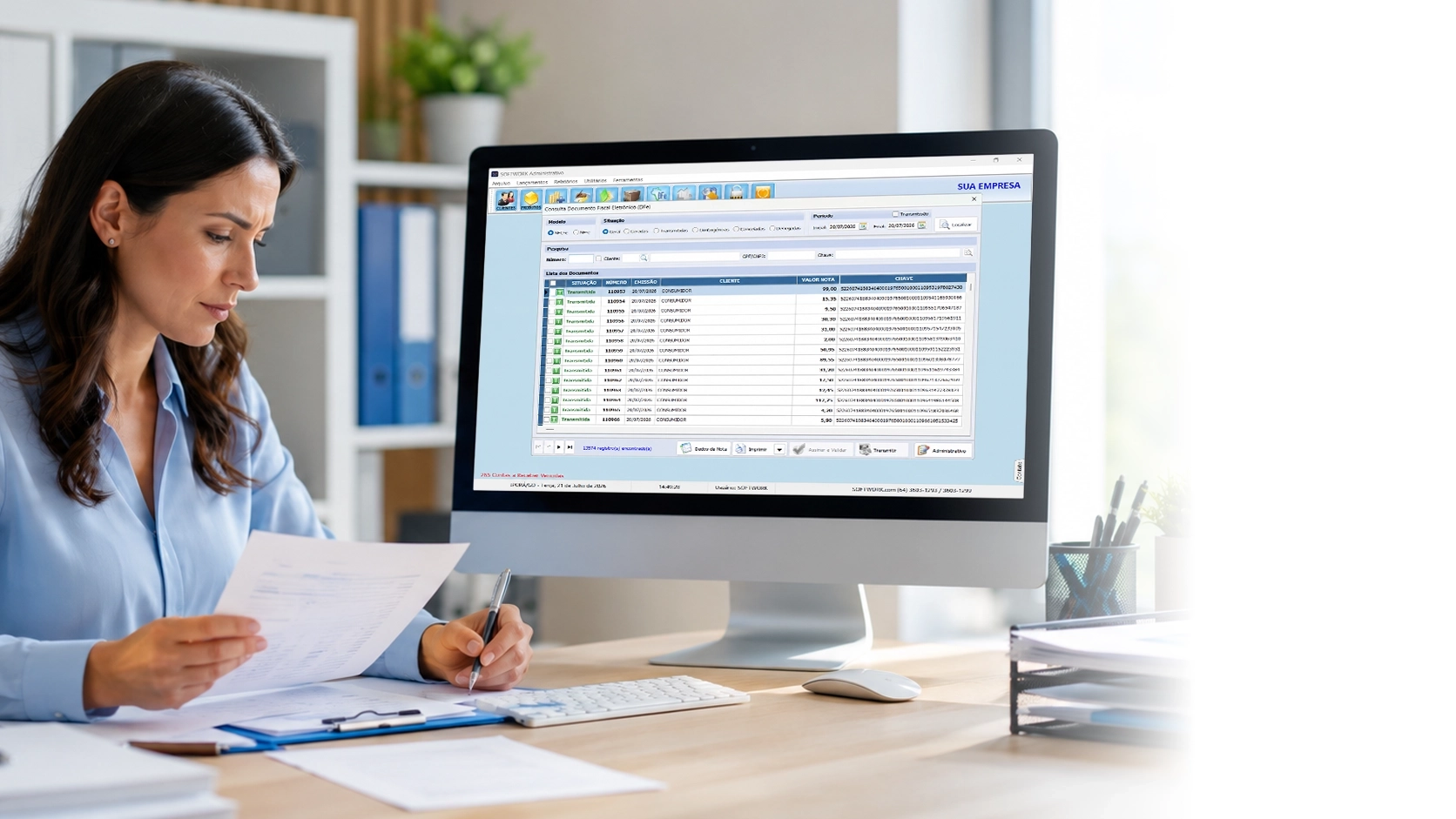 Profissional organizando e acompanhando notas fiscais no sistema Softwork