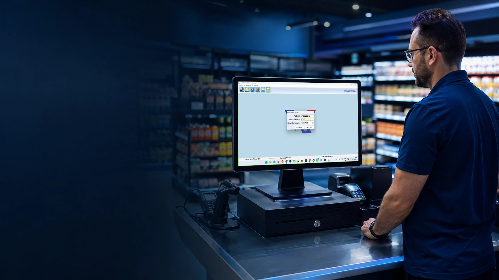 Operador conferindo a abertura e o fechamento do caixa